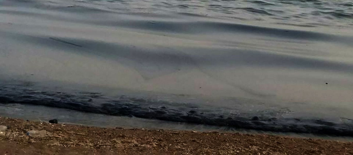 Κομμάτια από μαζούτ έφτασαν μέχρι και στην κεντρική παραλία της Σαρωνίδας! (εικόνες)